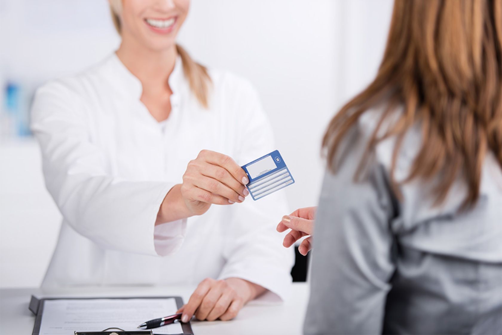 Foto: Patientin und Arzthelferin mit Versicherungskarte 